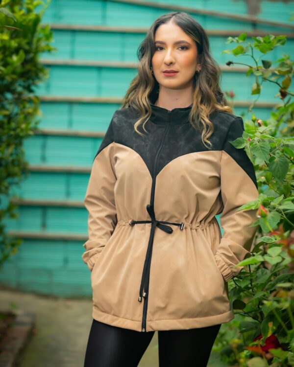 CHAQUETA CON CAPOTA COMBINADA EN SINTETICO